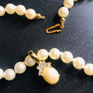 COSTUME JEWELRY PEARL NECKLACE W/ FREE GIFT